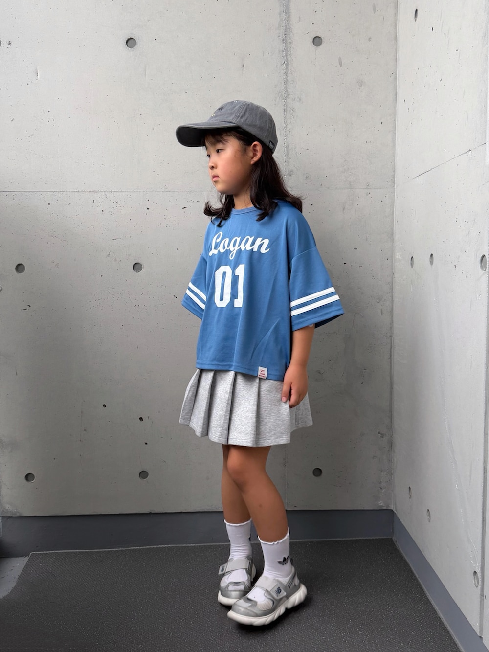 グレー系のスニーカー、ブルー系のTシャツ/カットソー、グレー系のスカートを着用したキッズの秋コーディネートの3枚目の写真