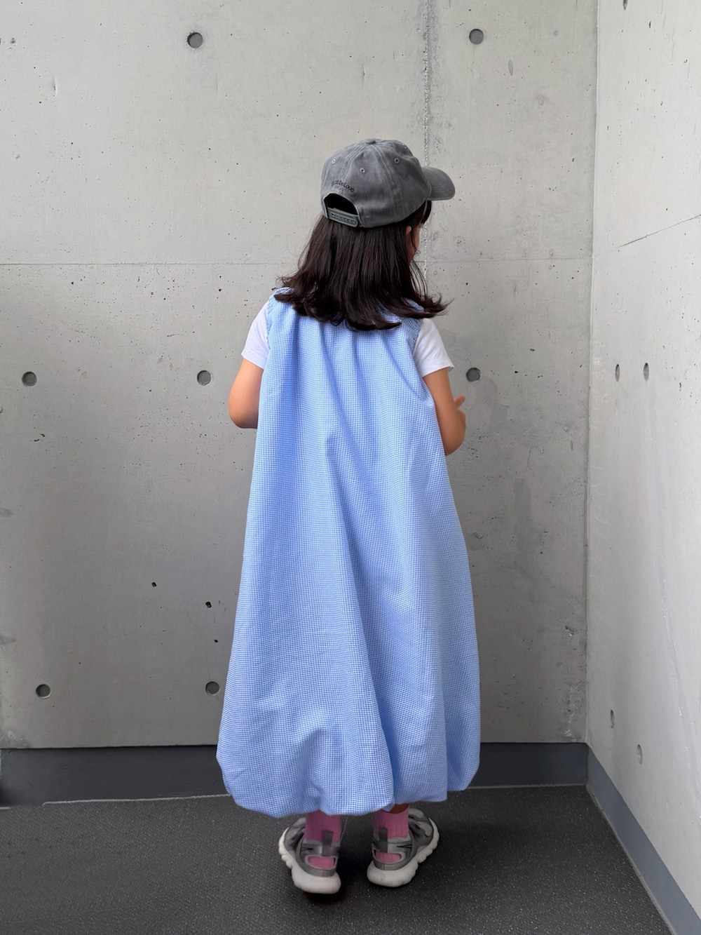ブルー系のワンピース、シルバー系のスニーカー、ピンク系のソックス/靴下を着用したキッズの秋コーディネートの4枚目の写真