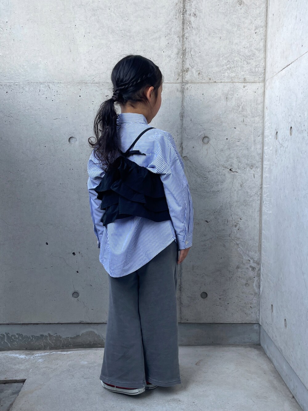 「シャツスタイル、ストライプシャツ、ビスチェ、スウェットパンツ、ハイカットスニーカー、キッズコーデ」｜「CONVERSEのconverse コンバース CHILD ALL STAR N Z HI キッズスニーカー(チャイルドオールスターNZHI)（スニーカー、レッド系）」を使った、ioooさん（キッズ・110cm）の春コーディネートの3枚目の写真