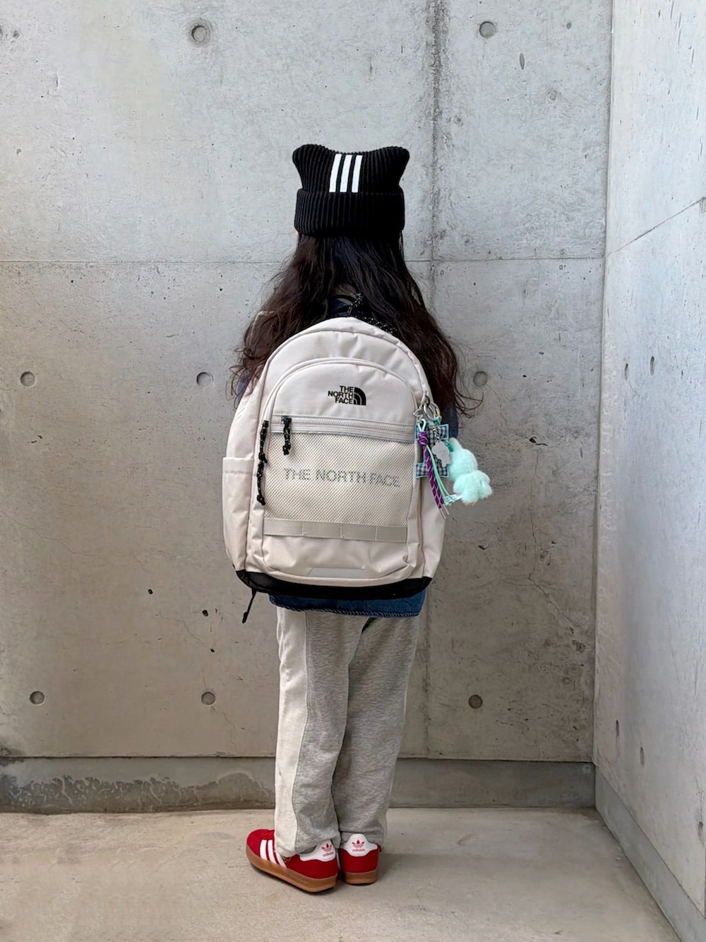 グレー系のスウェットパンツ、レッド系のスニーカー、ブルー系のシャツ/ブラウスを着用したキッズの冬コーディネートの5枚目の写真