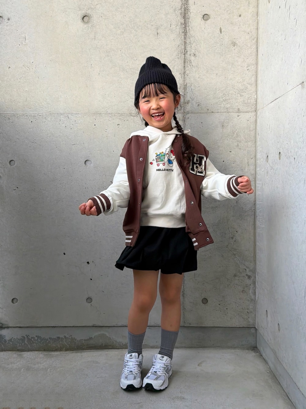ホワイト系のスニーカー、ホワイト系のパーカー、ブラウン系のジャケット/アウターを着用したキッズの冬コーディネートの3枚目の写真