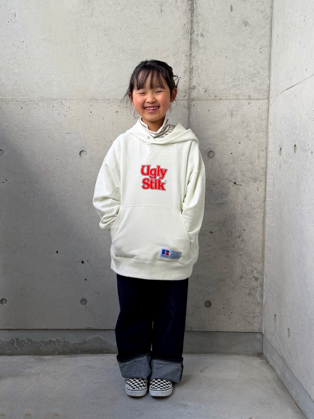 ホワイト系のパーカー、レッド系のスニーカー、ホワイト系のトップスを着用したキッズの冬コーディネートの4枚目の写真