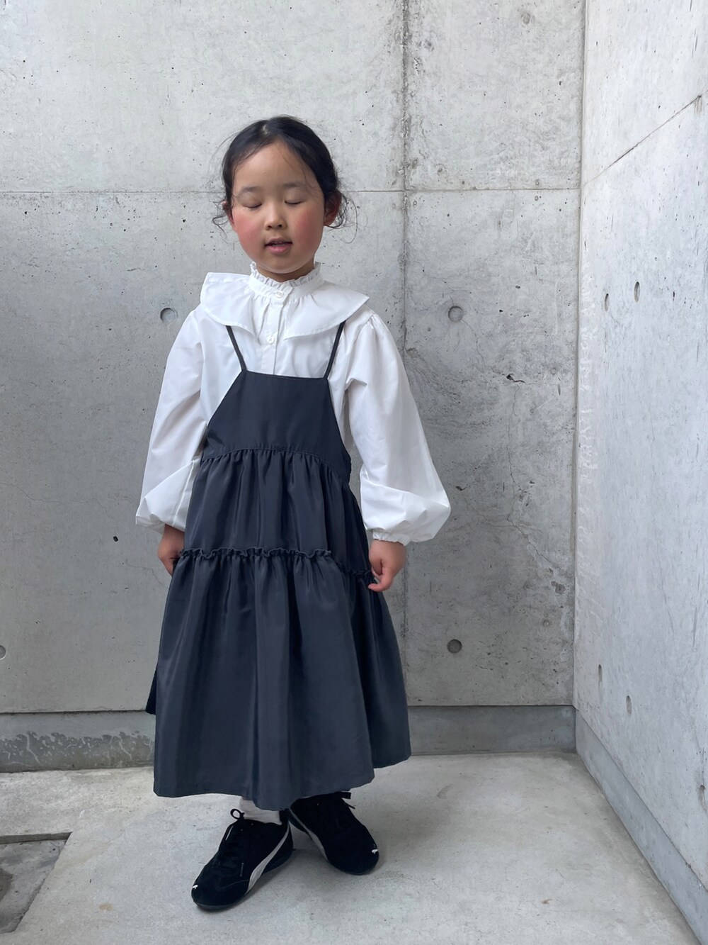 ホワイト系のシャツ/ブラウス、グレー系のワンピース、ブラック系のスニーカーを着用したキッズの春コーディネートの4枚目の写真