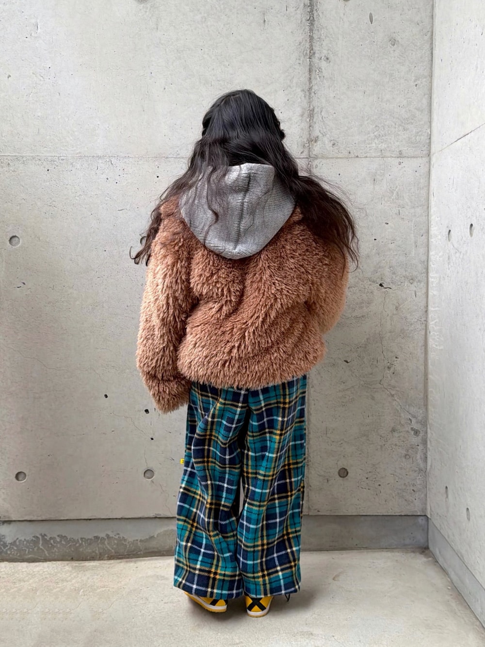 ブラウン系のブルゾン、イエロー系のスニーカー、グレー系のスウェットを着用したキッズの冬コーディネートの4枚目の写真