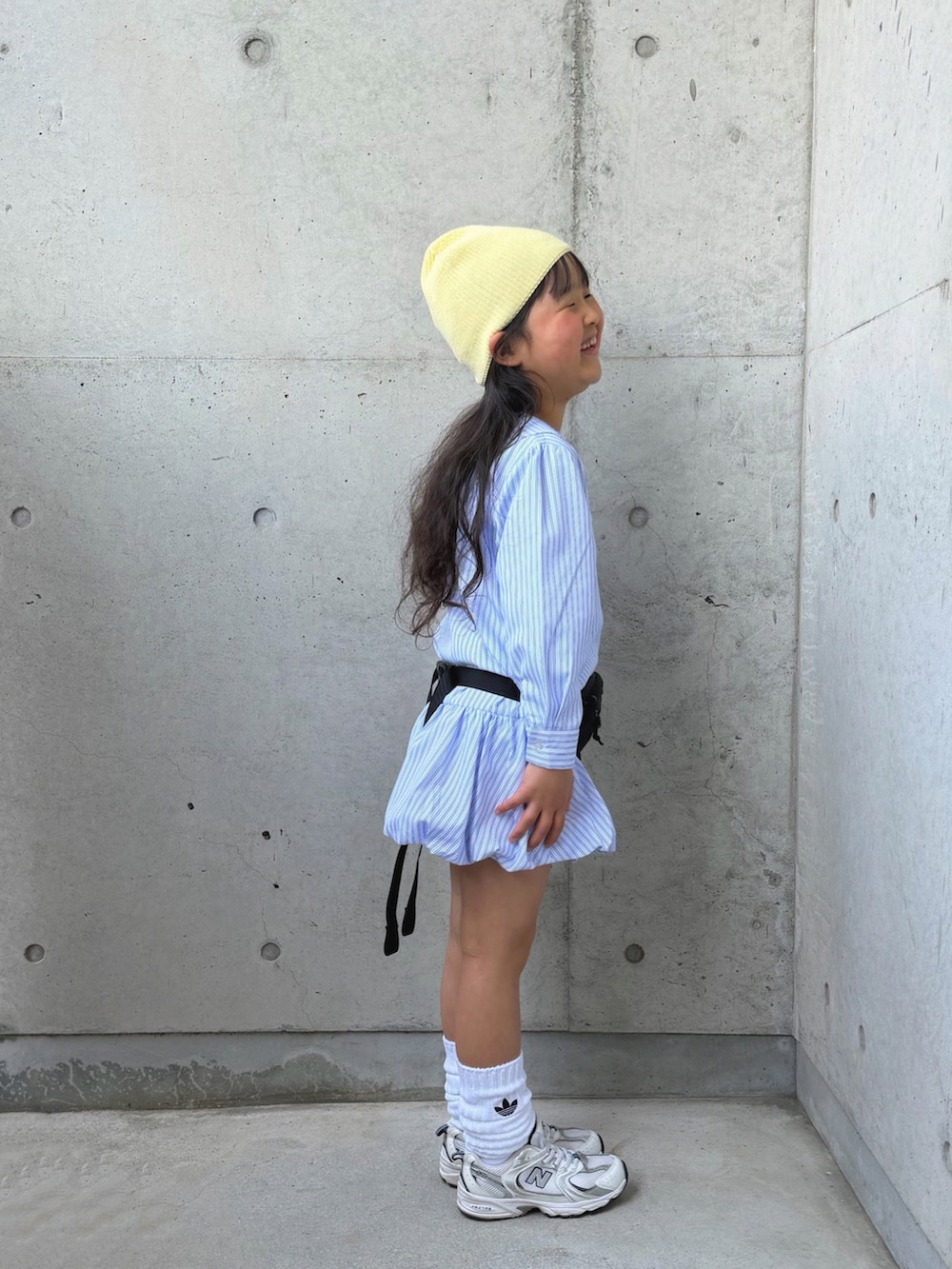 ブルー系のシャツ/ブラウス、ブラック系のボディバッグ/ウエストポーチ、ホワイト系のスニーカーを着用したキッズの春コーディネートの4枚目の写真