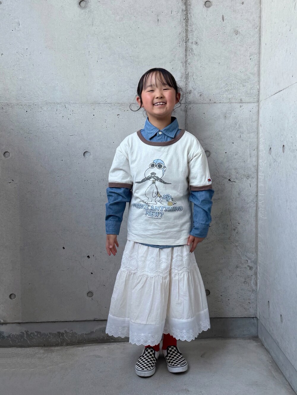 ホワイト系のTシャツ/カットソー、ブラック系のスリッポン、ブルー系のシャツ/ブラウスを着用したキッズの春コーディネートの4枚目の写真