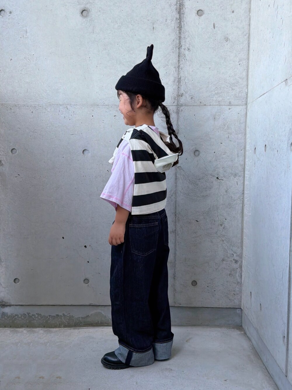 パープル系のTシャツ/カットソー、ブラック系のブーツ、ホワイト系のポロシャツを着用したキッズの秋コーディネートの2枚目の写真