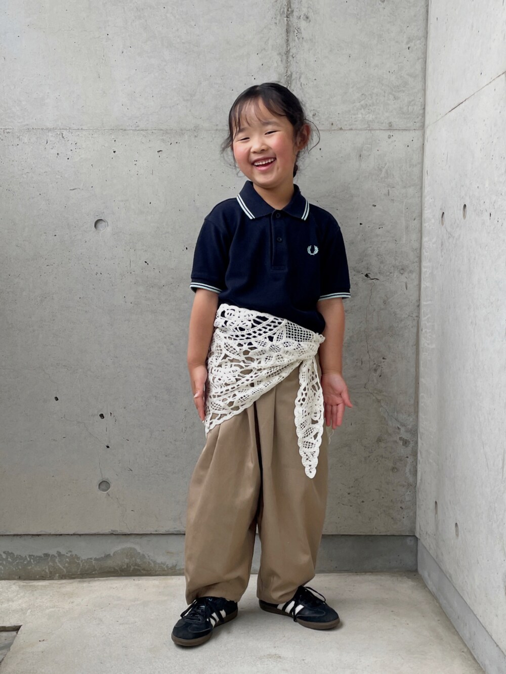 ブルー系のポロシャツ、イエロー系のその他パンツ、ブラック系のスニーカーを着用したキッズの春コーディネートの5枚目の写真