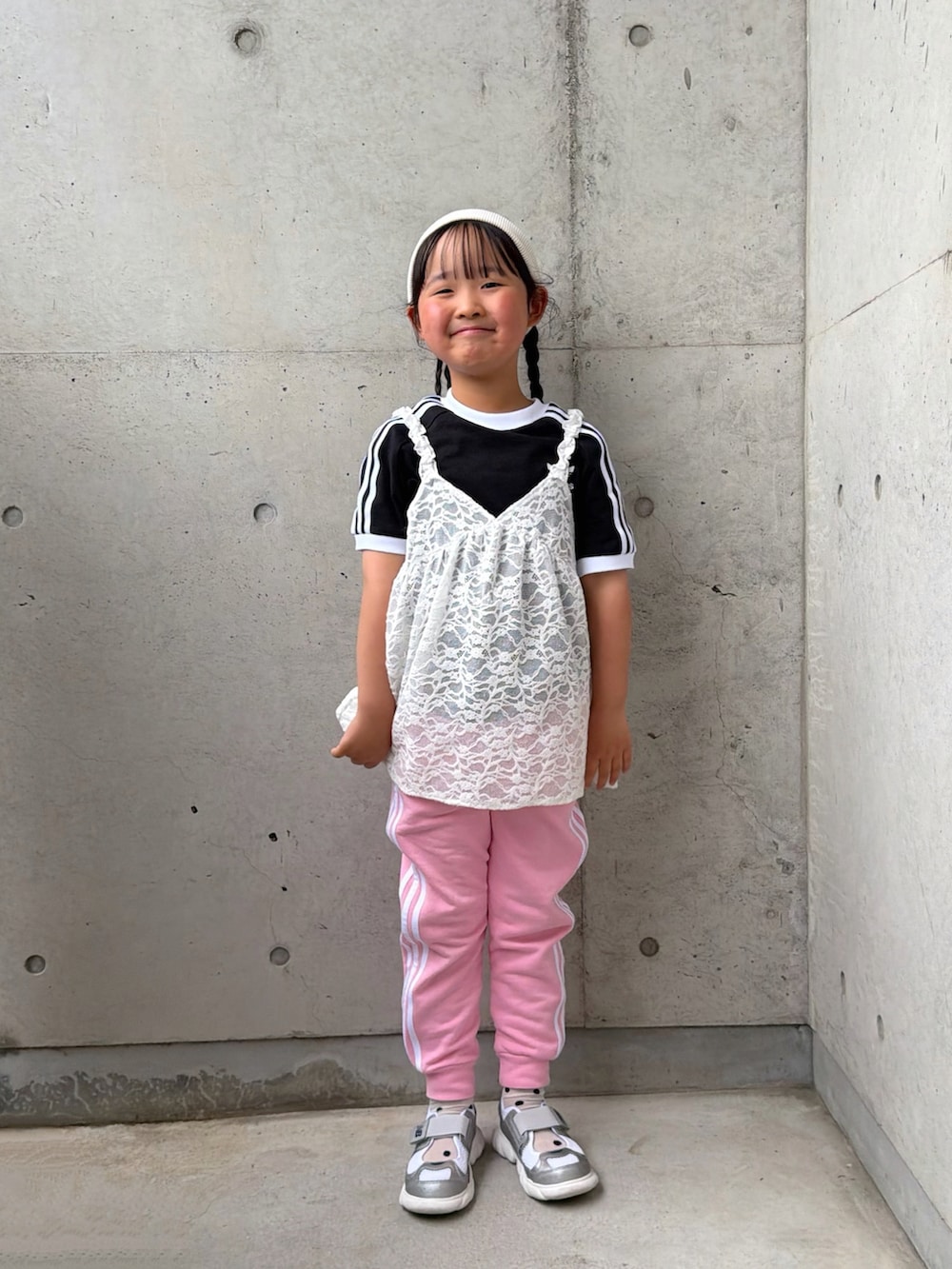 シルバー系のスニーカー、ブラック系のTシャツ/カットソー、ホワイト系のトップスを着用したキッズの春コーディネートの3枚目の写真