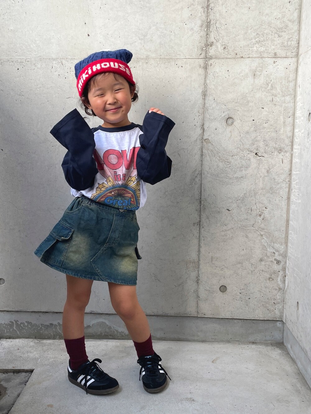 「秋コーデ、秋服準備はじめました、キッズファッション、キッズコーデ、ロンT、スカート、ブーツ、ニット帽、ロゴT、タックイン、アメカジ、ストリート、ラグランTシャツ、古着MIX、ヴィンテージ」｜「韓国子供服のアイテム（Tシャツ/カットソー、グレー系）」を使った、ioooさん（キッズ・110cm）の秋コーディネートの5枚目の写真