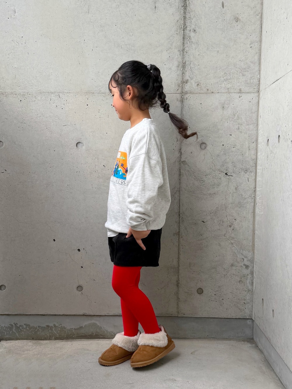 ブラウン系のブーツ、グレー系のスウェット、ブラック系のその他パンツを着用したキッズの秋コーディネートの2枚目の写真