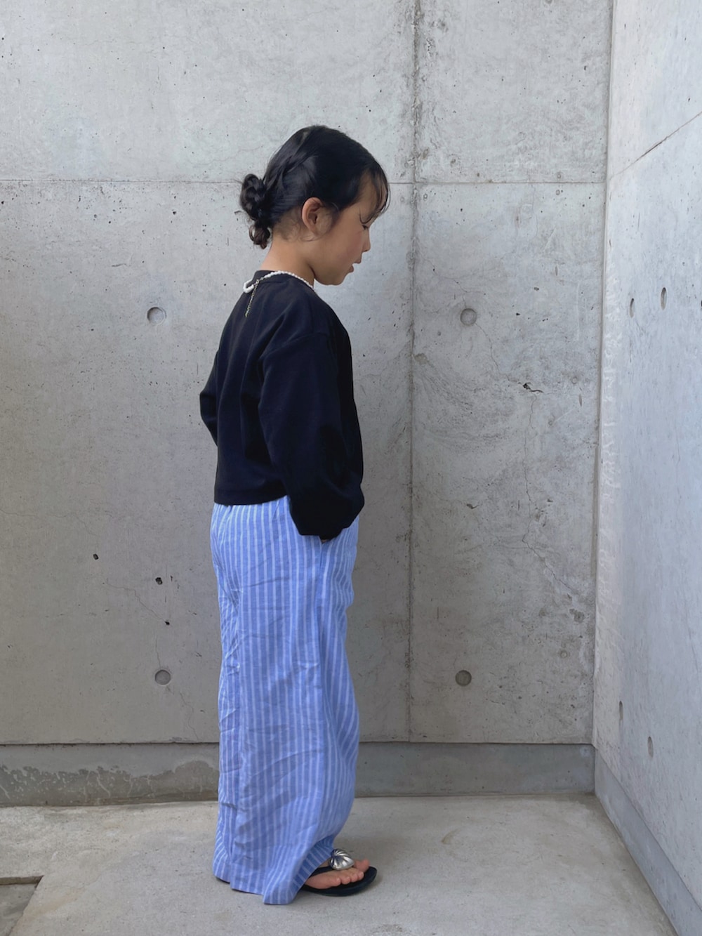 ホワイト系のバッグ、ブラック系のサンダル、ブラック系のカーディガン/ボレロを着用したキッズの春コーディネートの4枚目の写真