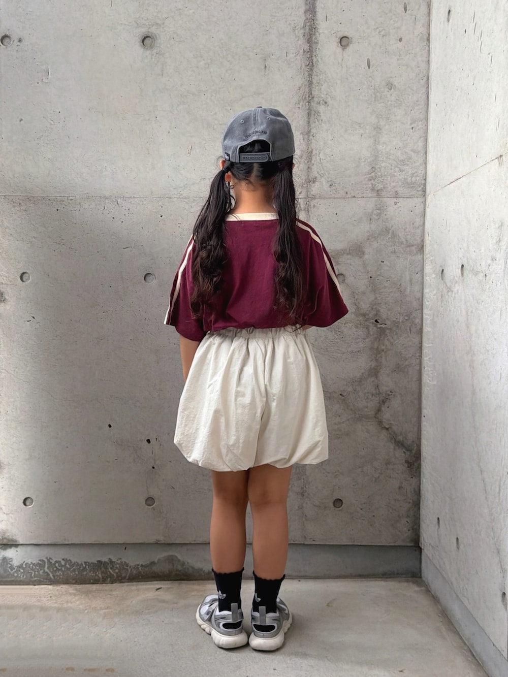 レッド系のTシャツ/カットソー、ホワイト系のその他パンツ、シルバー系のスニーカーを着用したキッズの夏コーディネートの3枚目の写真