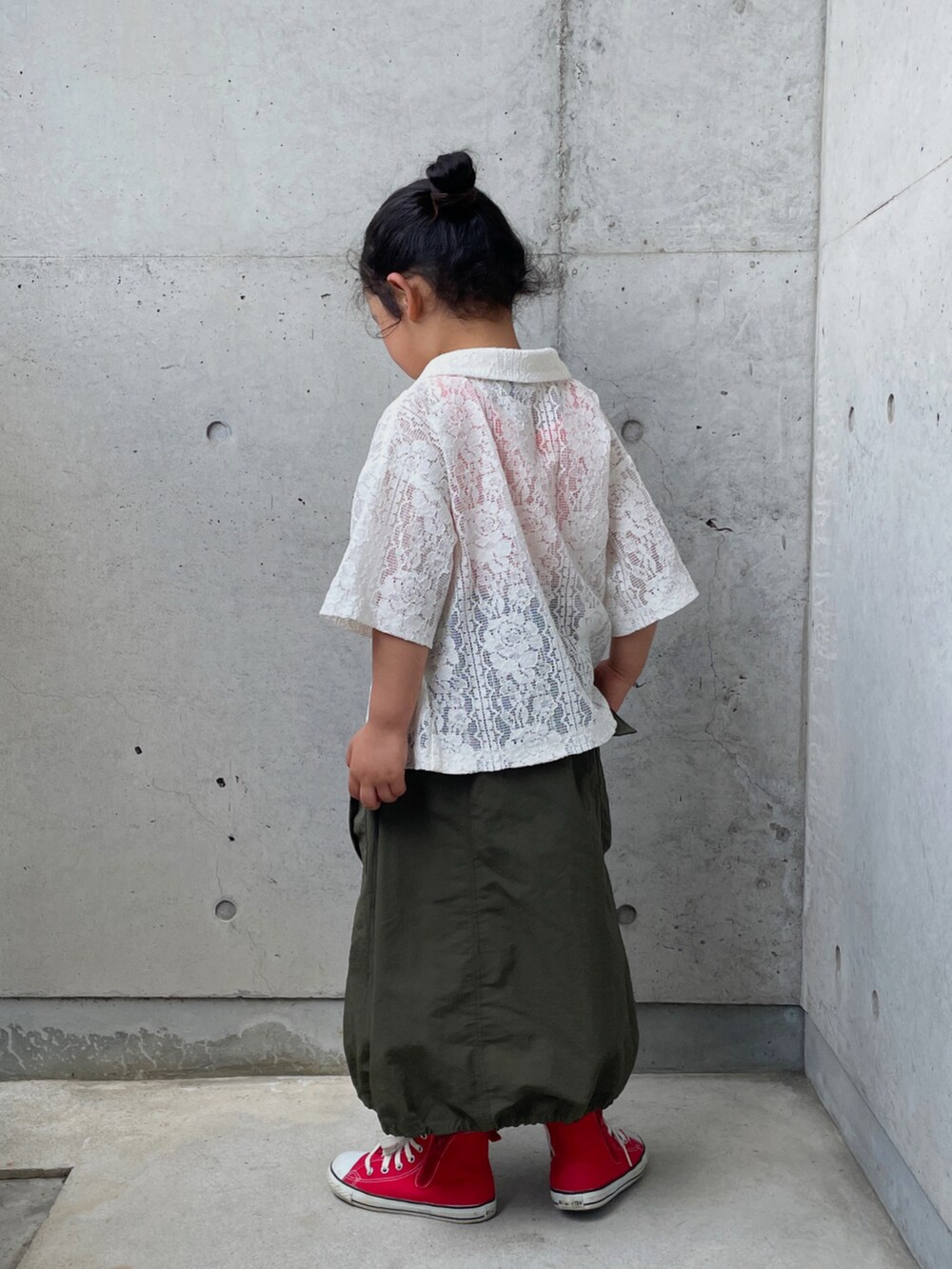 ホワイト系のシャツ/ブラウス、オレンジ系のタンクトップ、グリーン系のスカートを着用したキッズの春コーディネートの2枚目の写真