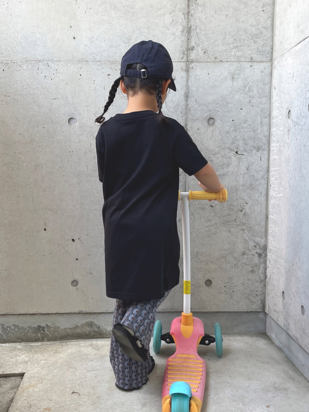 ブラック系のワンピース、グレー系のその他パンツ、ホワイト系のスニーカーを着用したキッズの春コーディネートの5枚目の写真