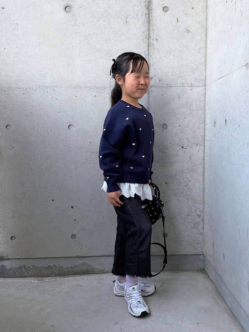 その他のボストンバッグ、ホワイト系のスニーカー、ブルー系のニット/セーターを着用したキッズの春コーディネートの5枚目の写真