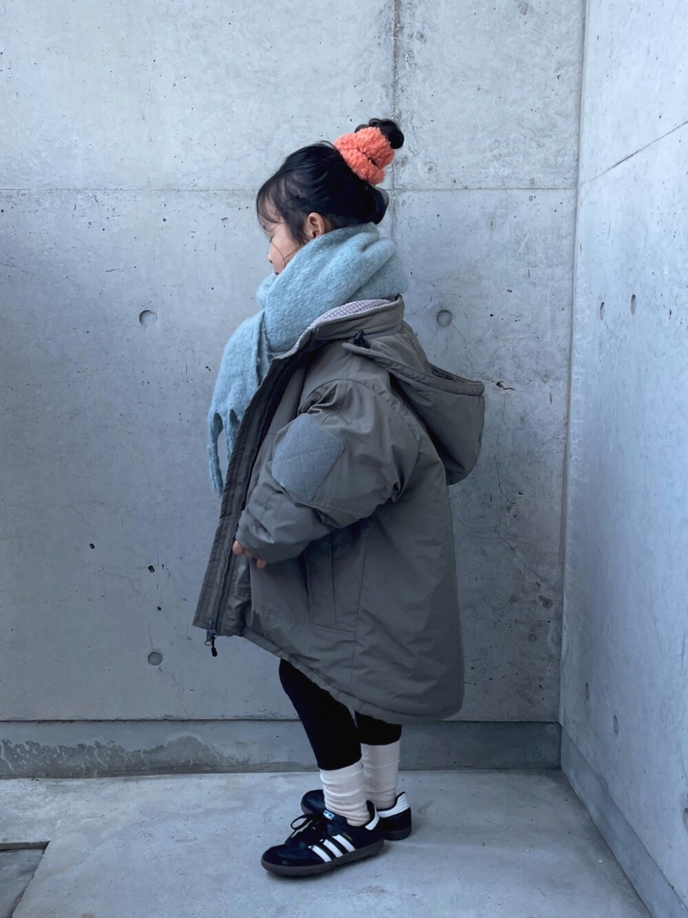 グリーン系のブルゾン、グレー系のスウェット、ブラック系のスニーカーを着用したキッズの冬コーディネートの2枚目の写真