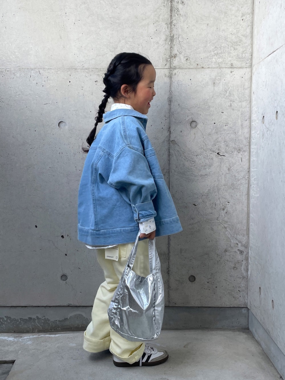 ホワイト系のシャツ/ブラウス、イエロー系のその他パンツ、ブルー系のデニムジャケットを着用したキッズの春コーディネートの5枚目の写真