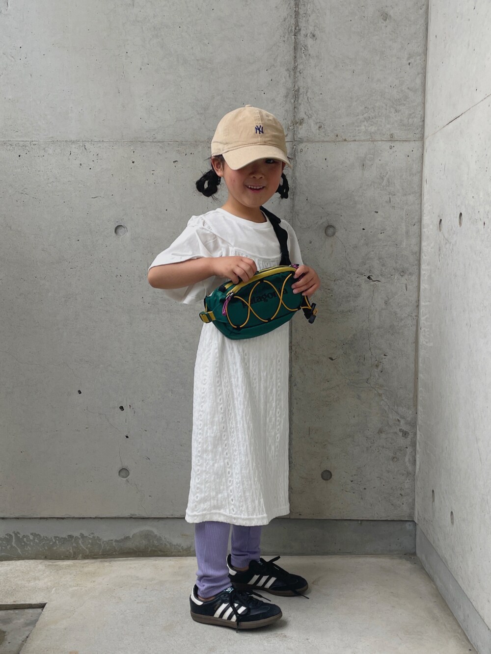 パープル系のその他パンツ、ホワイト系のワンピース、ブラック系のシューズを着用したキッズの夏コーディネートの3枚目の写真