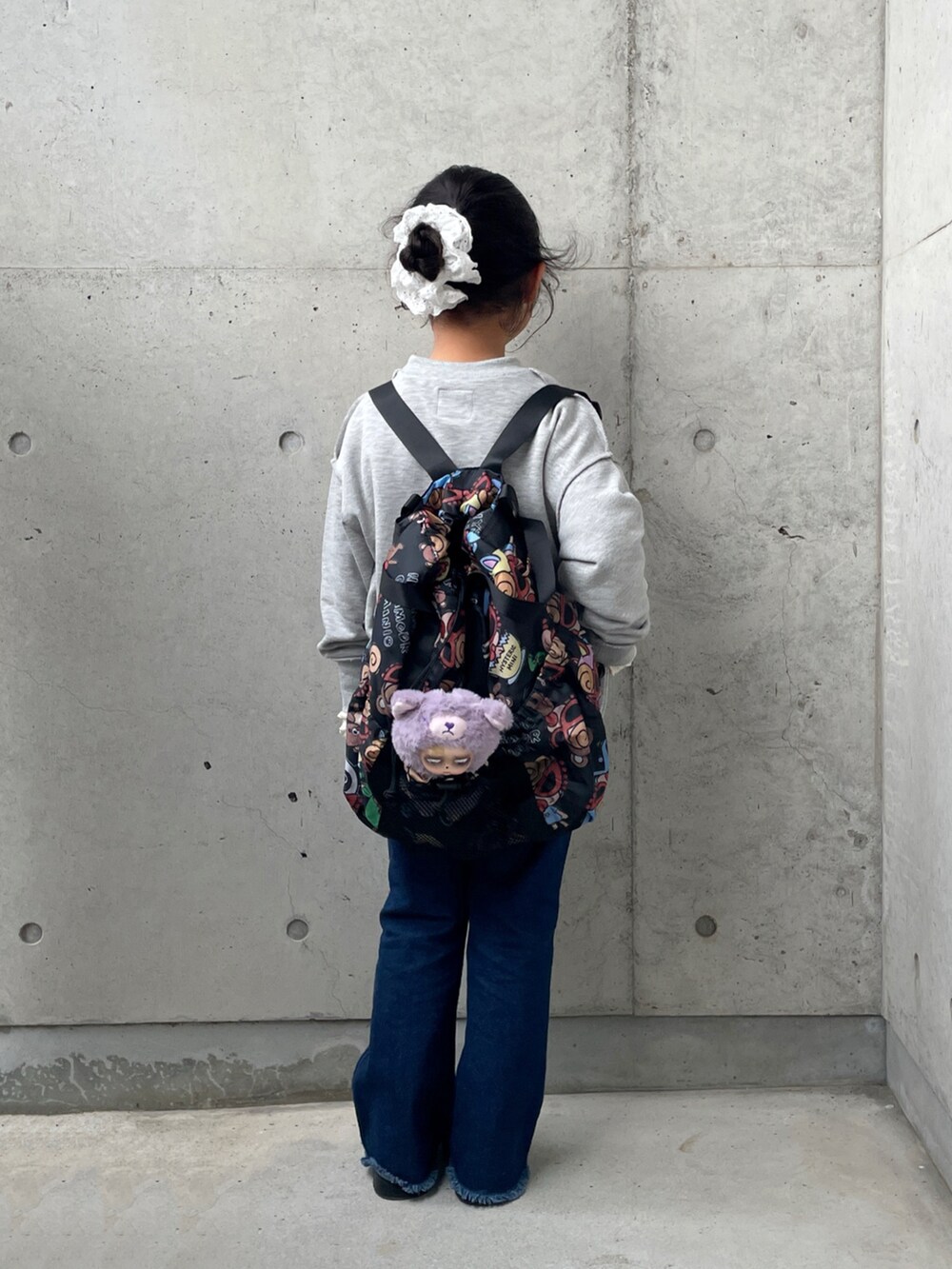 ホワイト系のTシャツ/カットソー、グレー系のTシャツ/カットソー、ブルー系のデニムパンツを着用したキッズの秋コーディネートの2枚目の写真