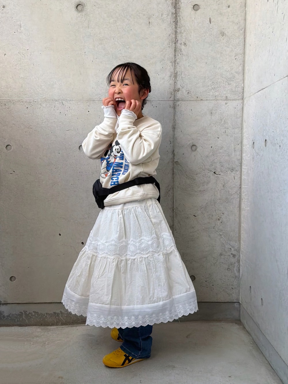 ホワイト系のスウェット、ブルー系のデニムパンツ、ブラック系のボディバッグ/ウエストポーチを着用したキッズの春コーディネートの5枚目の写真