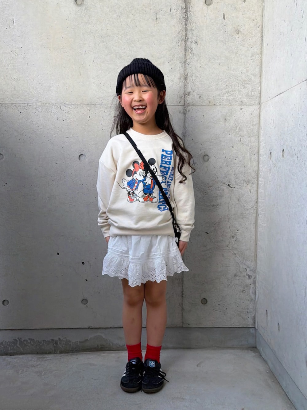 ホワイト系のスウェット、ブラック系のショルダーバッグ、ブラック系のスニーカーを着用したキッズの春コーディネートの4枚目の写真