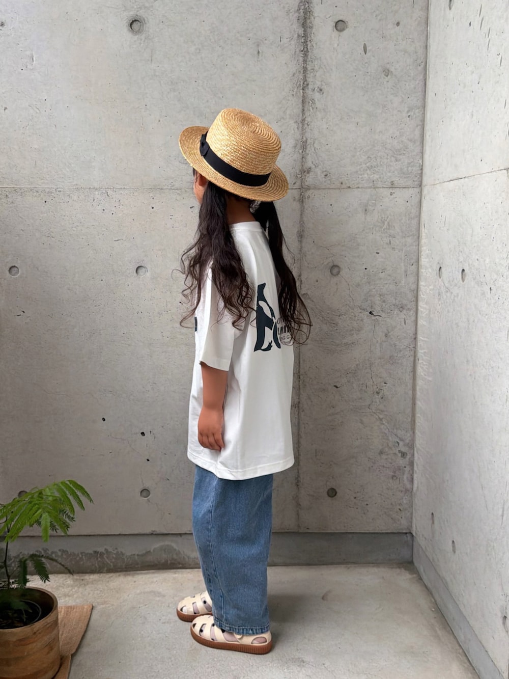 ホワイト系のTシャツ/カットソー、ホワイト系のサンダル、ブルー系のパンツを着用したキッズの春コーディネートの4枚目の写真