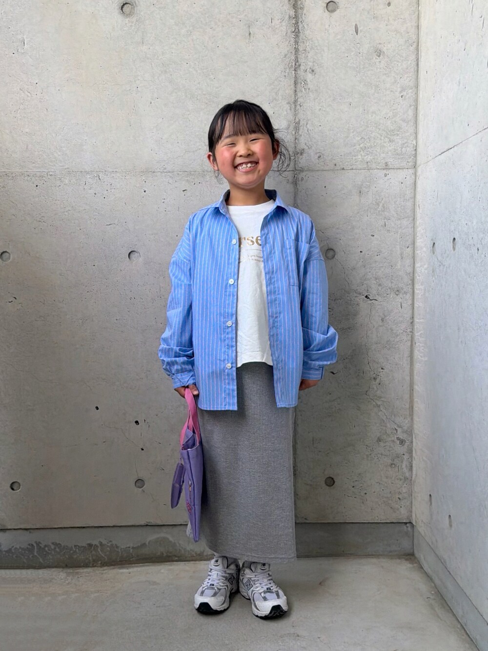ホワイト系のTシャツ/カットソー、ブルー系のシャツ/ブラウス、グレー系のスカートを着用したキッズの春コーディネートの5枚目の写真