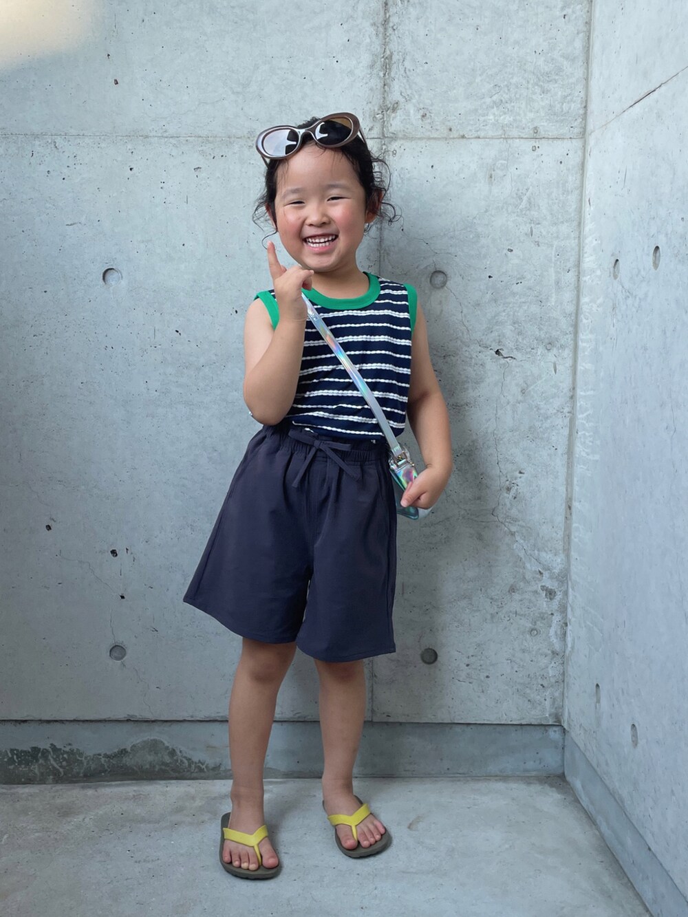 ブルー系のTシャツ/カットソー、グレー系のその他パンツ、シルバー系のショルダーバッグを着用したキッズの夏コーディネートの4枚目の写真