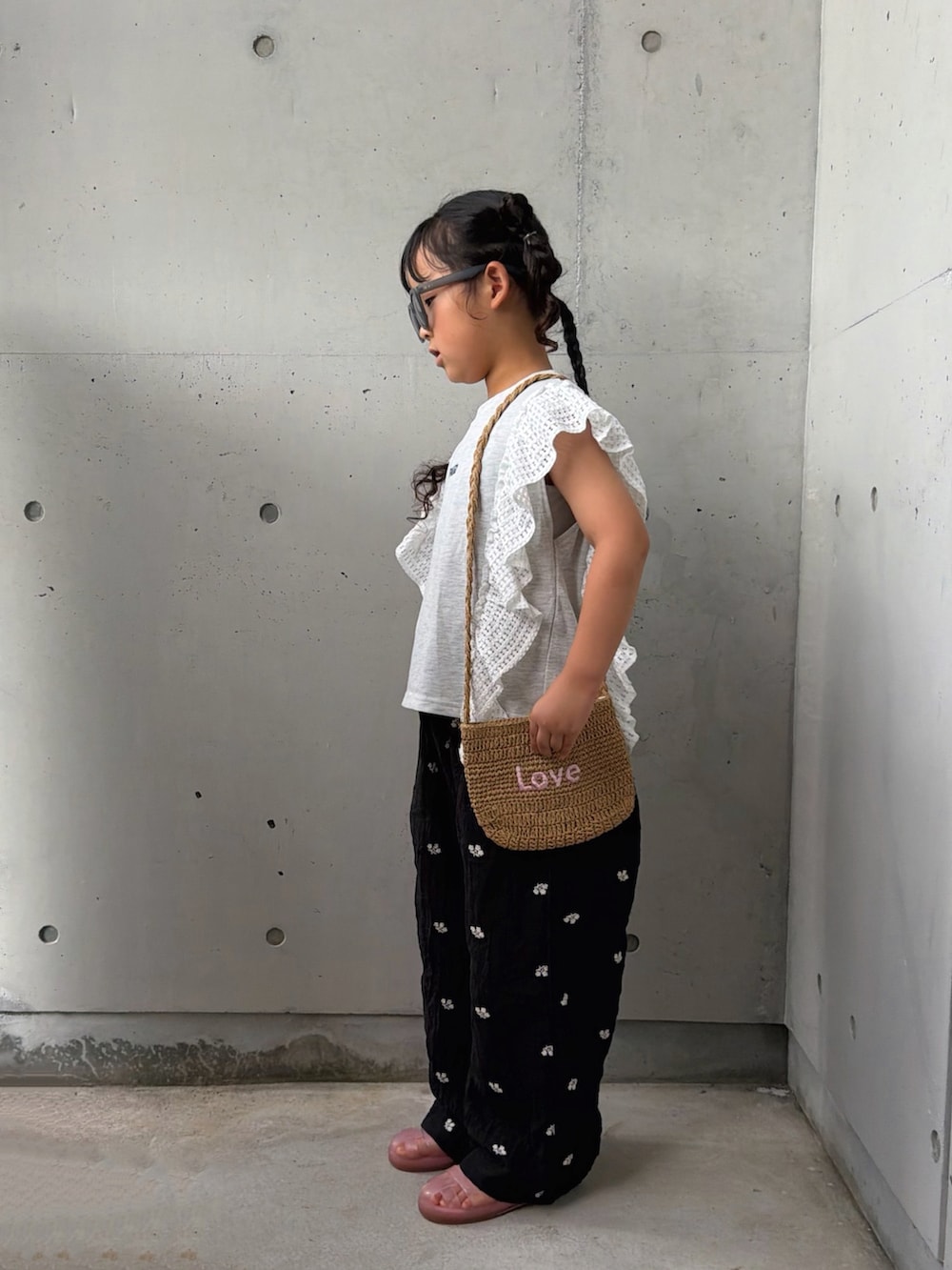 グレー系のTシャツ/カットソー、ブラック系のその他パンツ、ベージュ系のショルダーバッグを着用したキッズの夏コーディネートの4枚目の写真
