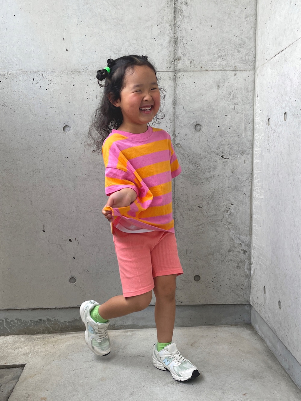 ピンク系のTシャツ/カットソー、ホワイト系のスニーカー、ピンク系のレギンス/スパッツを着用したキッズの春コーディネートの5枚目の写真