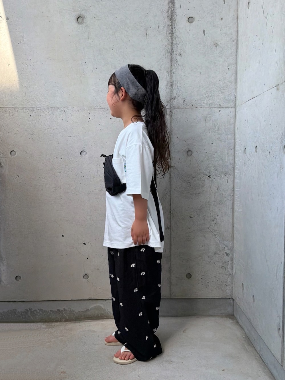 ホワイト系のTシャツ/カットソー、ブラック系のその他パンツ、ブラック系のボディバッグ/ウエストポーチを着用したキッズの春コーディネートの5枚目の写真