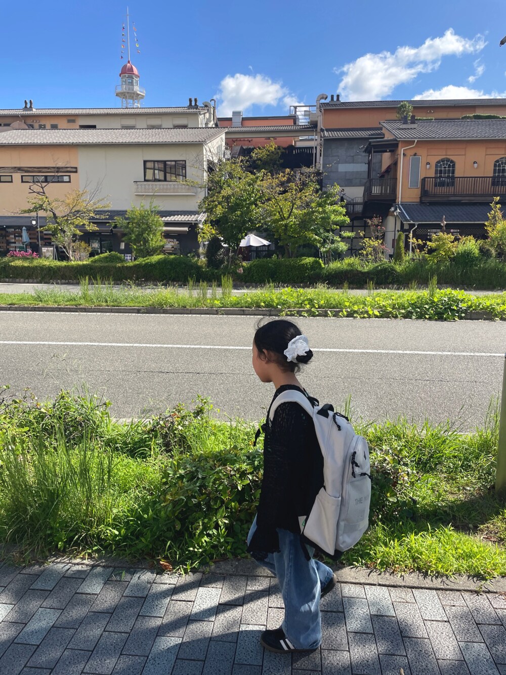 ブラック系のタンクトップ、ブラック系のスニーカー、ブラック系のTシャツ/カットソーを着用したキッズの秋コーディネートの4枚目の写真