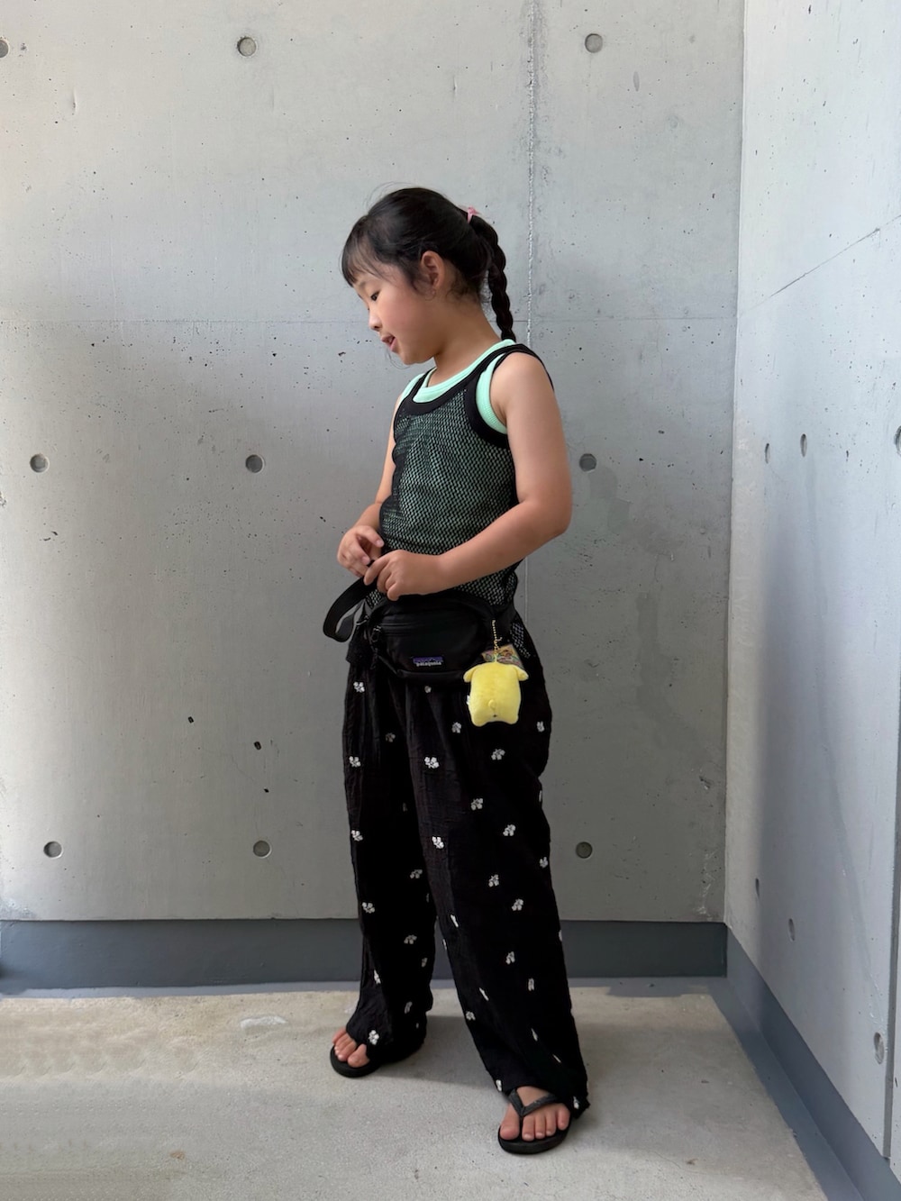 ブラック系のその他パンツ、ブラック系のボディバッグ/ウエストポーチ、ブラック系のタンクトップを着用したキッズの夏コーディネートの2枚目の写真