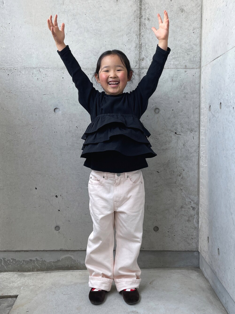 ブラック系のTシャツ/カットソー、ピンク系のその他パンツ、ホワイト系のバッグを着用したキッズの春コーディネートの4枚目の写真