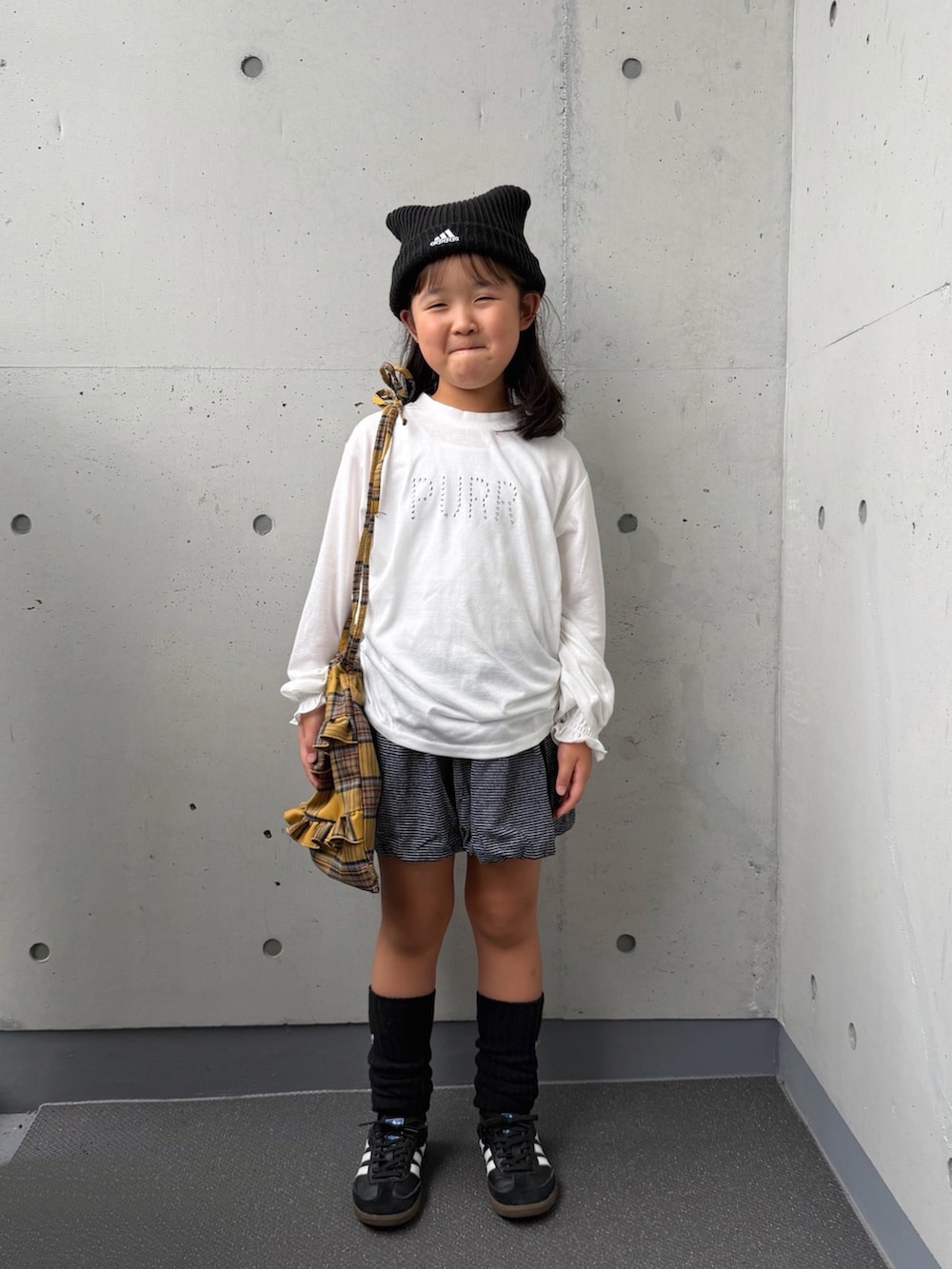 ホワイト系のTシャツ/カットソー、ブラック系のスニーカー、ブラック系のその他パンツを着用したキッズの秋コーディネートの3枚目の写真