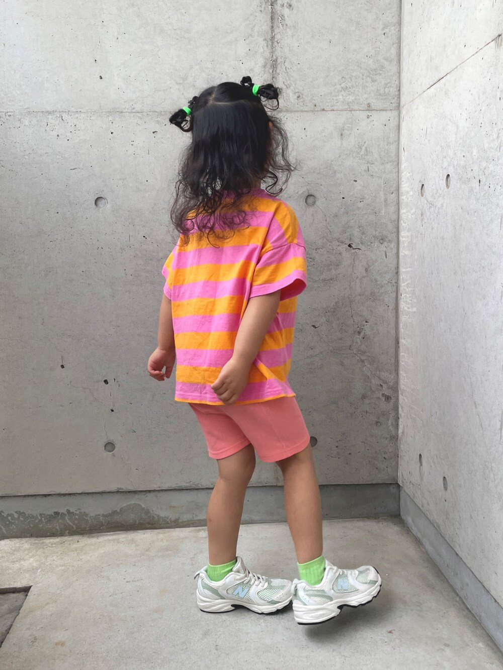 ピンク系のTシャツ/カットソー、ホワイト系のスニーカー、ピンク系のレギンス/スパッツを着用したキッズの春コーディネートの4枚目の写真