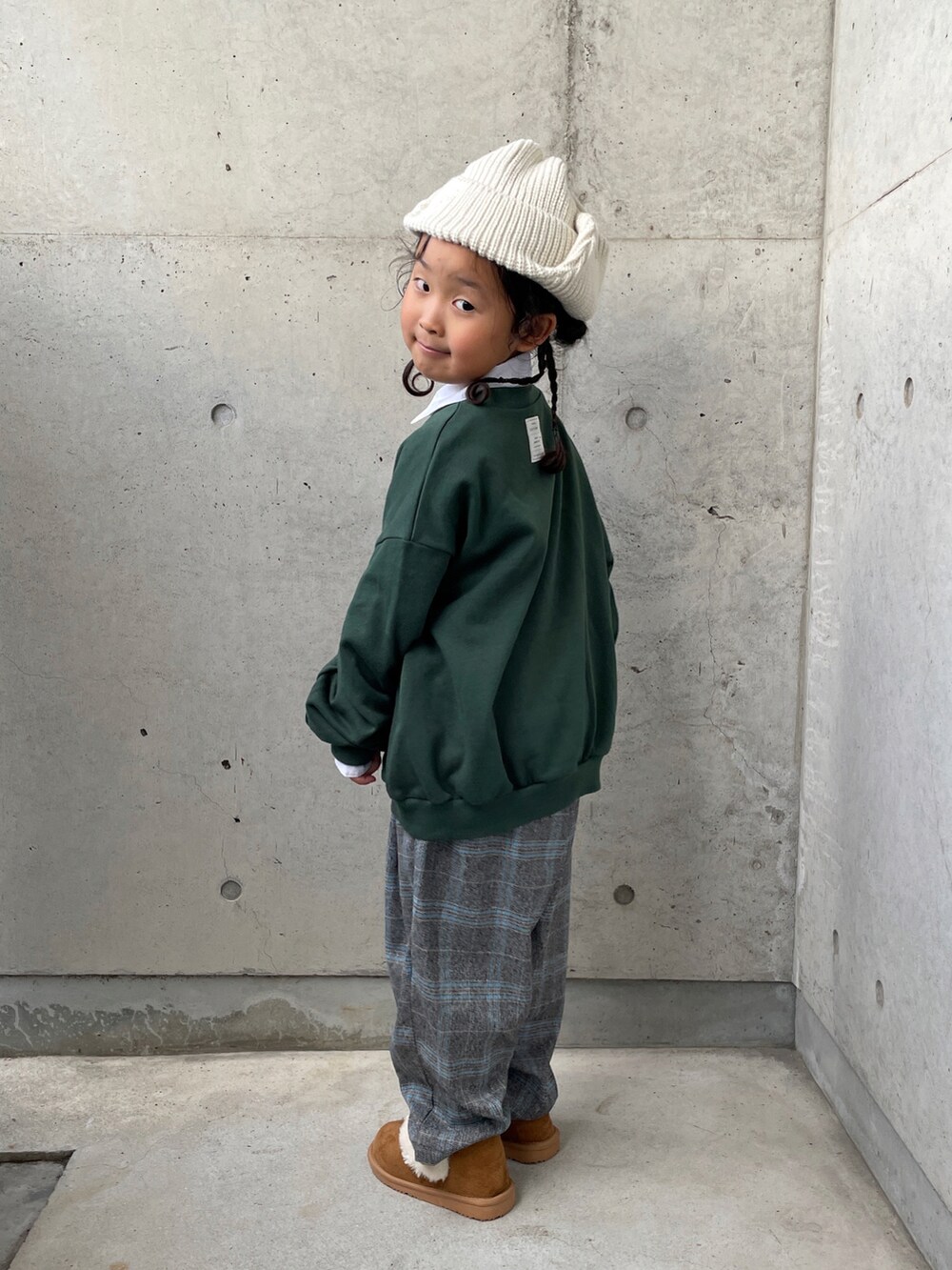 グリーン系のトップス、グレー系のパンツ、ホワイト系のシャツ/ブラウスを着用したキッズの秋コーディネートの5枚目の写真