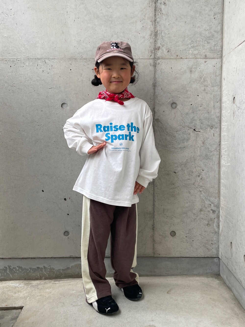 ホワイト系のTシャツ/カットソー、ブラウン系のその他パンツ、ブラック系のスニーカーを着用したキッズの春コーディネートの3枚目の写真