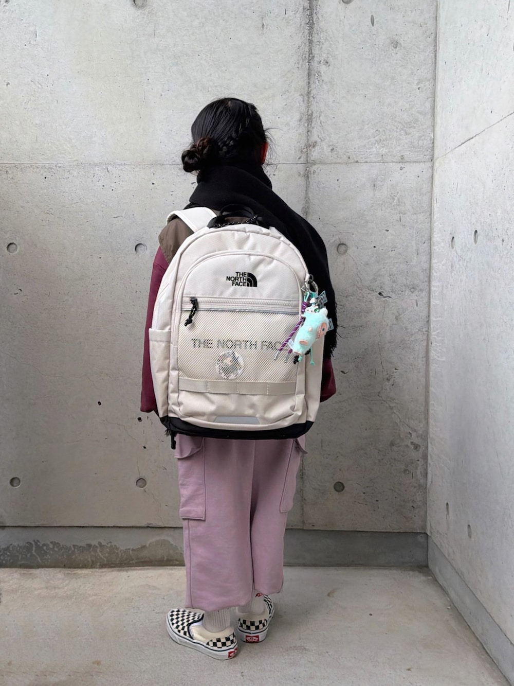 ホワイト系のTシャツ/カットソー、ピンク系のカーゴパンツ、ブラック系のスリッポンを着用したキッズの冬コーディネートの4枚目の写真