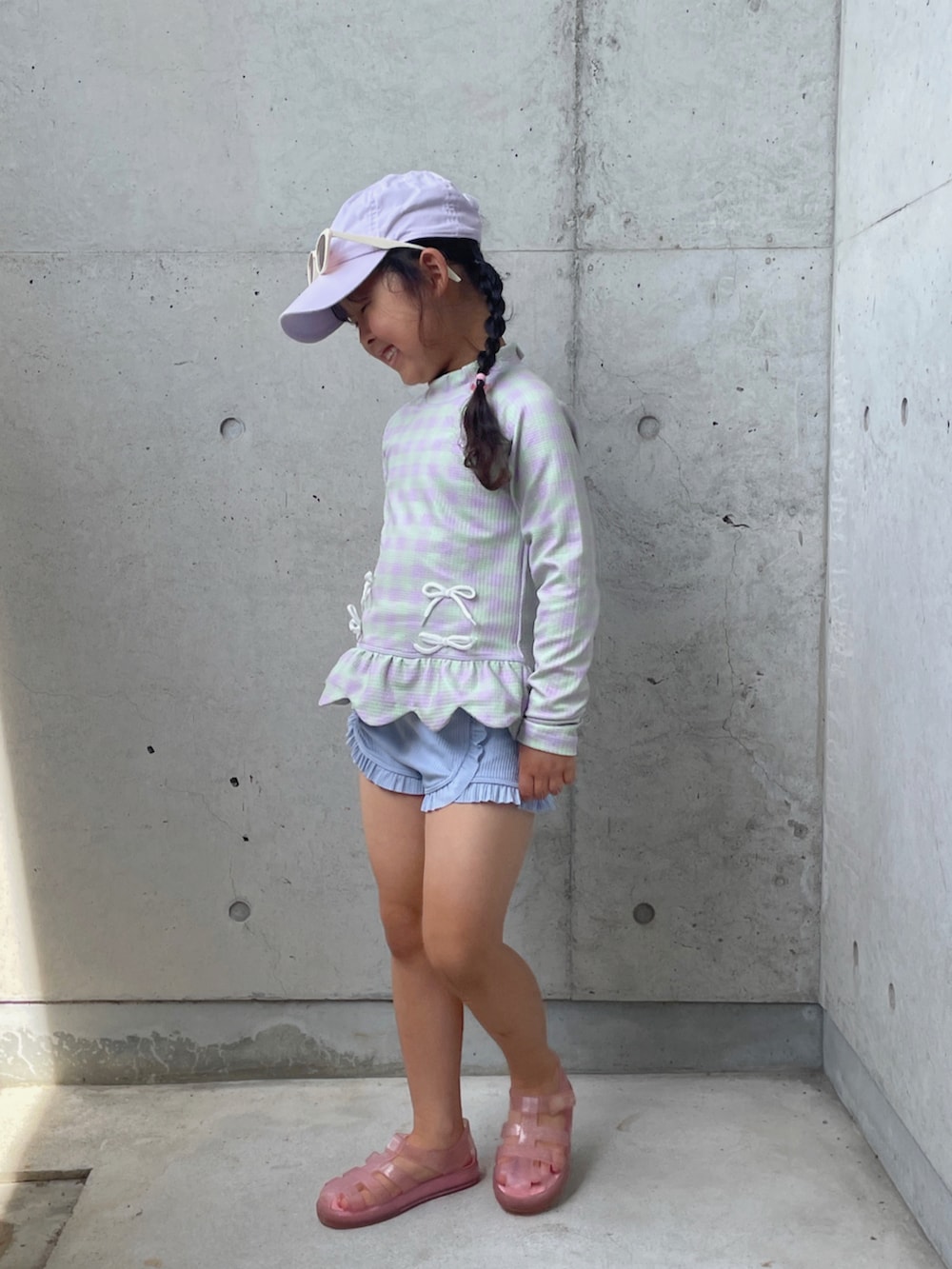 ピンク系のトートバッグ、その他のサンダル、パープル系の水着を着用したキッズの夏コーディネートの2枚目の写真
