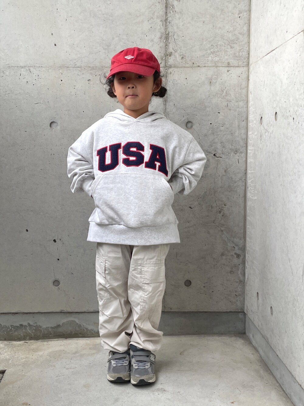 グレー系のスウェット、ホワイト系のカーゴパンツ、ホワイト系のTシャツ/カットソーを着用したキッズの秋コーディネートの5枚目の写真