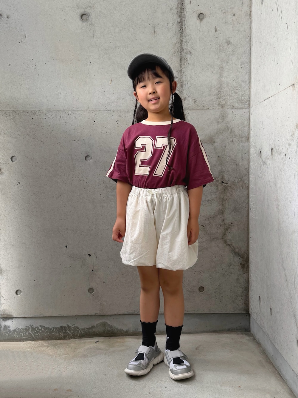レッド系のTシャツ/カットソー、ホワイト系のその他パンツ、シルバー系のスニーカーを着用したキッズの夏コーディネートの5枚目の写真