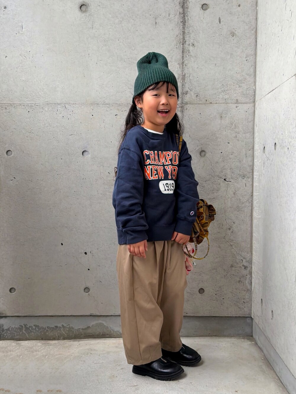 イエロー系のその他パンツ、イエロー系のバックパック/リュック、ブルー系のスウェットを着用したキッズの秋コーディネートの4枚目の写真