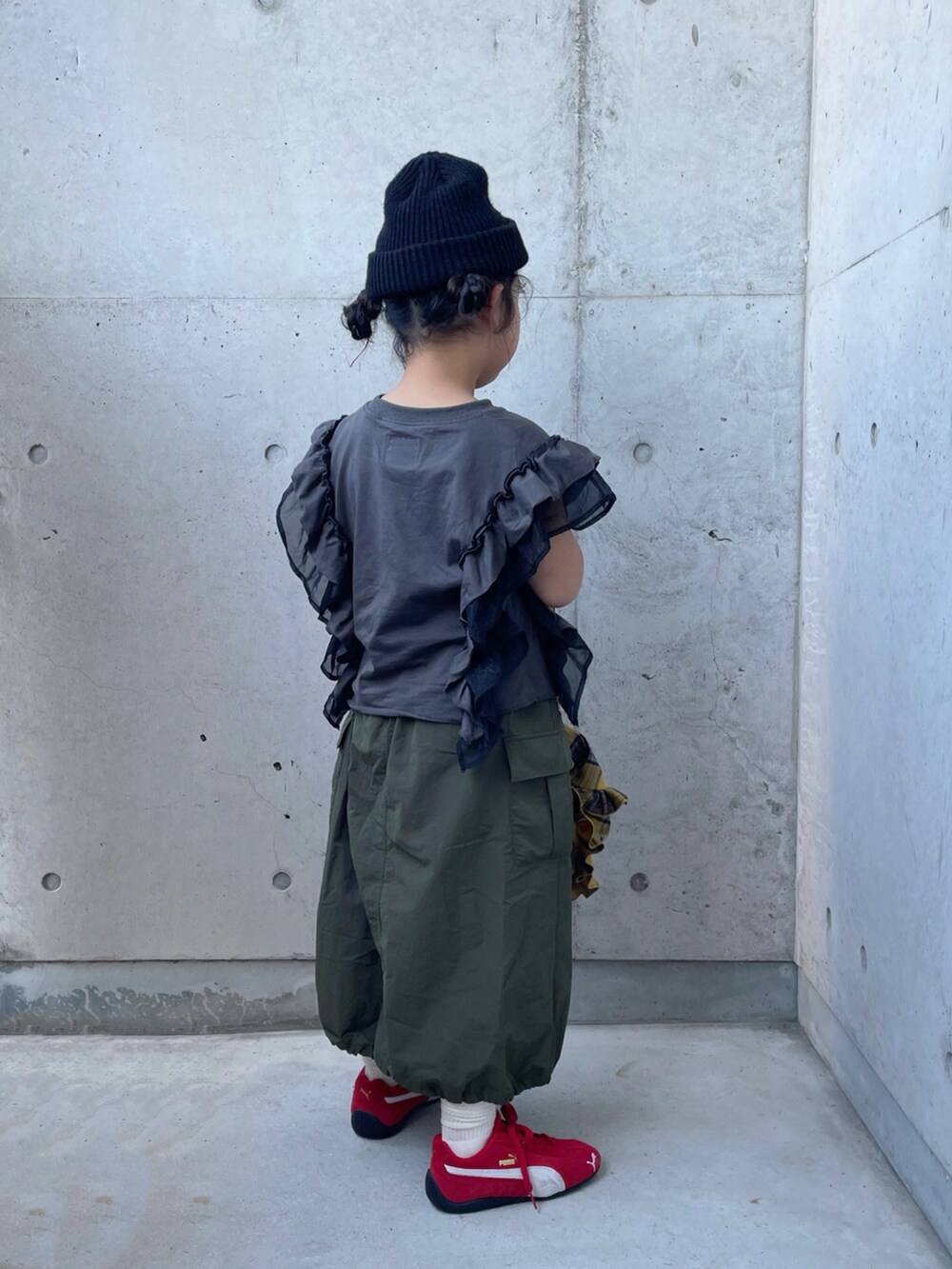 グレー系のTシャツ/カットソー、イエロー系のバックパック/リュック、レッド系のスニーカーを着用したキッズの秋コーディネートの3枚目の写真