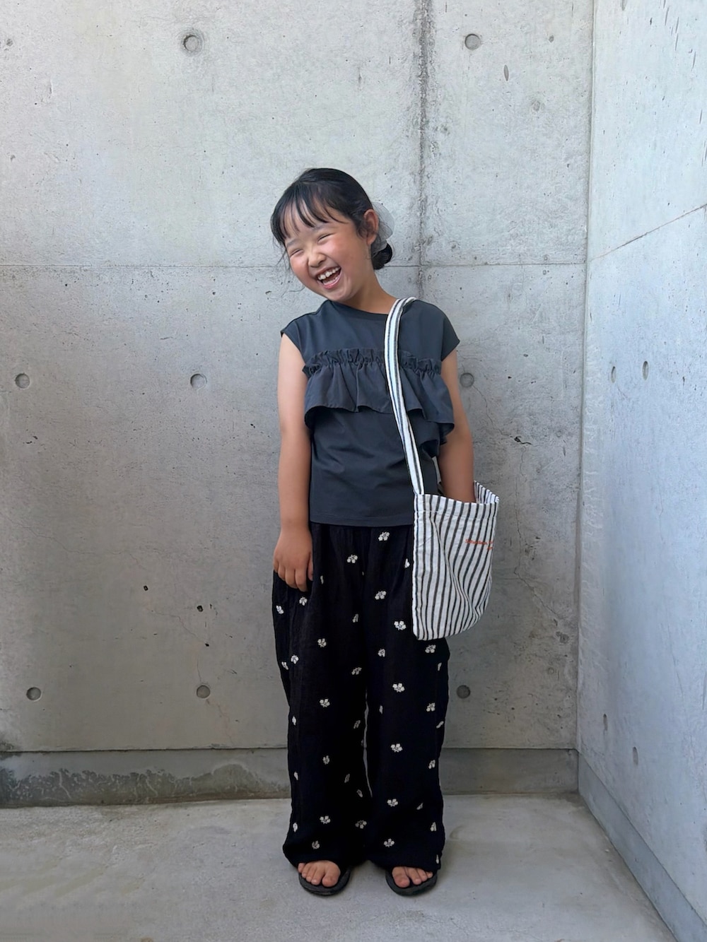 ブラック系のその他パンツ、グレー系のタンクトップ、ブラック系のサンダルを着用したキッズの夏コーディネートの4枚目の写真