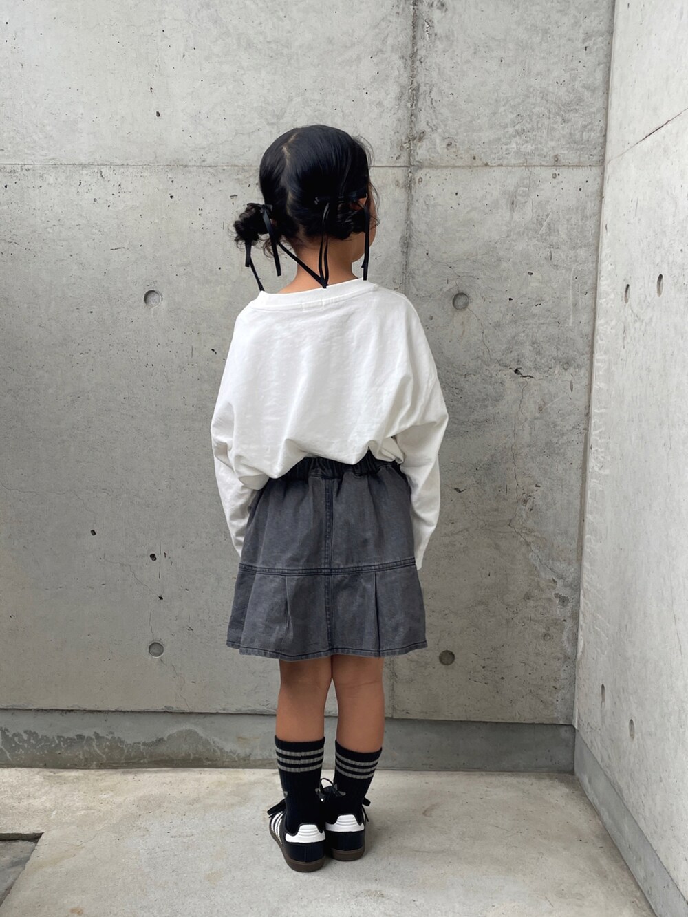 「モノトーン、ベスト、プリーツスカート、キッズコーデ、キッズファッション、ブラックコーデ、シンプルコーデ、ロンT、ロゴT、スニーカー、adidas、THE NORTH FACE、ヘアアレンジ」｜「green label relaxingのTJ 裾タック スカート（ブラックデニム） / キッズ  100cm-130cm（スカート、グレー系）」を使った、ioooさん（キッズ・110cm）の秋コーディネートの5枚目の写真