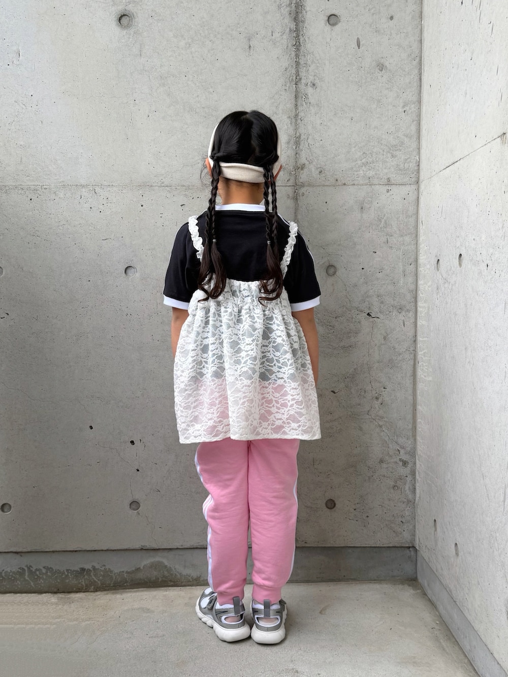 シルバー系のスニーカー、ブラック系のTシャツ/カットソー、ホワイト系のトップスを着用したキッズの春コーディネートの4枚目の写真