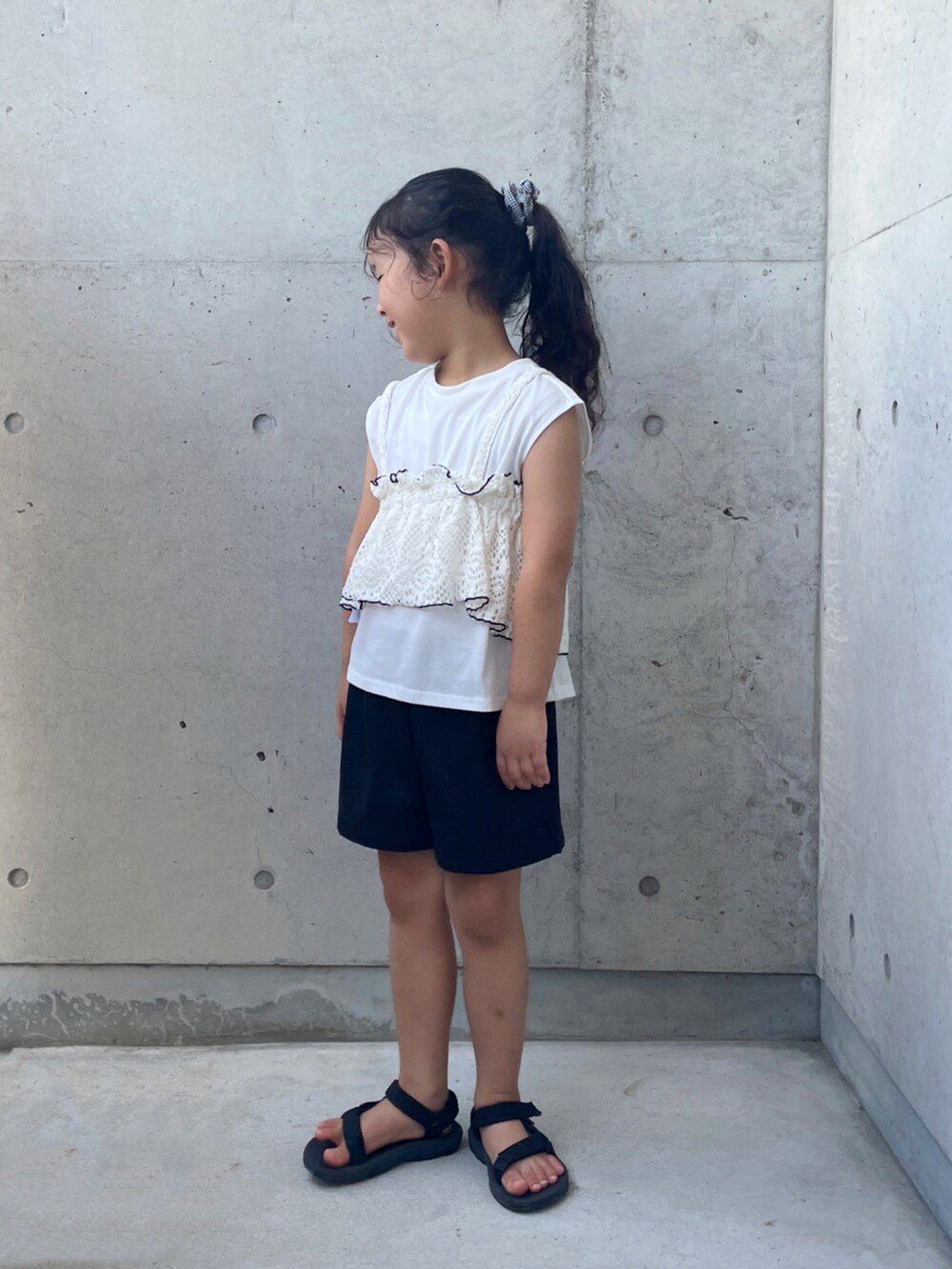 ホワイト系のその他トップス、ブラック系のその他パンツ、ブラック系のサンダルを着用したキッズの夏コーディネートの2枚目の写真