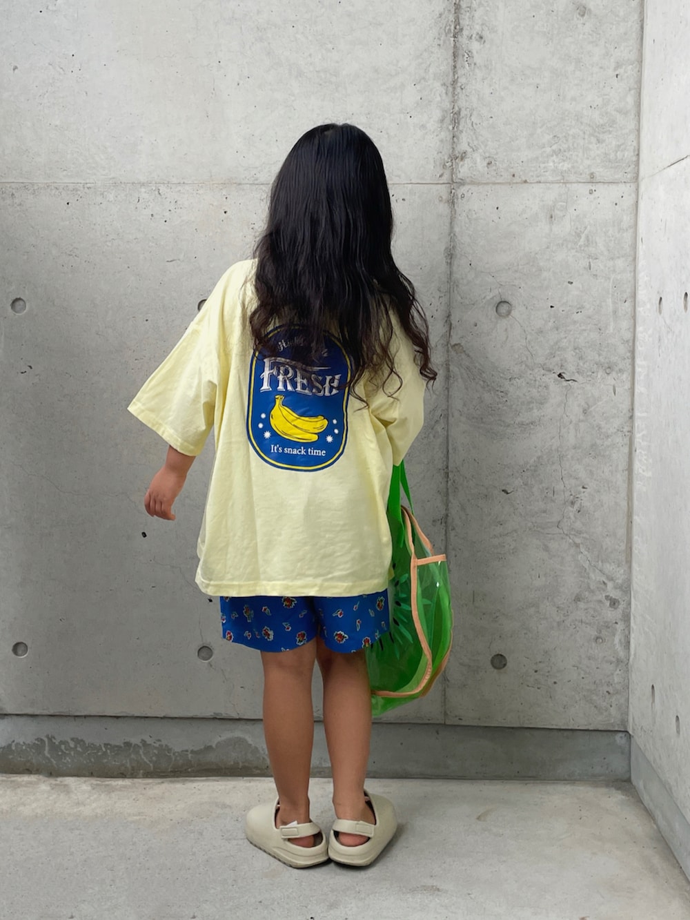 イエロー系のTシャツ/カットソー、ブルー系のその他パンツ、ベージュ系のサンダルを着用したキッズの夏コーディネートの3枚目の写真